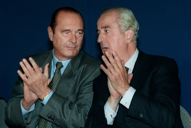 le Premier ministre Edouard Balladur (D) s'entretient avec le président du RPR Jacques Chirac, le 26 septembre 1993 à La Rochelle, lors du rassemblement d'automne des parlementaires du parti gaulliste