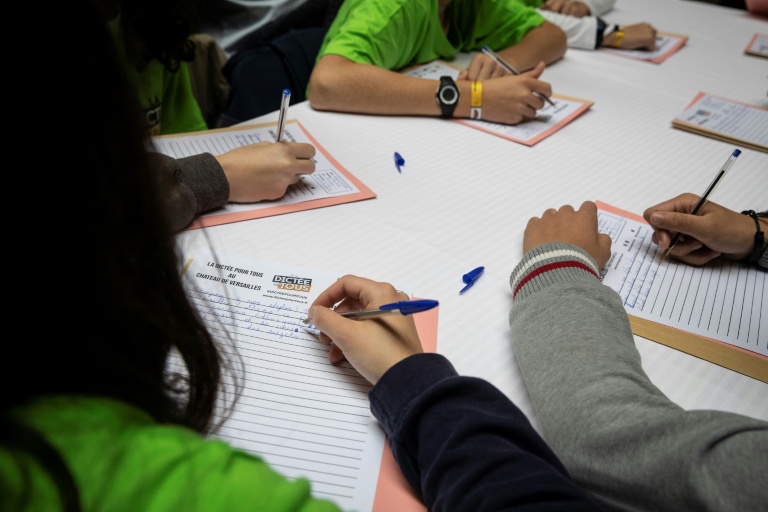 L'OCDE s'alarme du soutien des parents qui s'affaiblit, en particulier en France, 