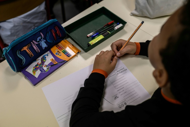 Les résultats des élèves français à l'enquête internationale Pisa de 2025 sont les plus bas jamais mesurés depuis la création de ce classement en 2000, mais la France se maintient dans la moyenne des pays de l'OCDE dans les trois matières évaluées