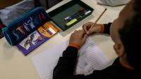 Les résultats des élèves français à l'enquête internationale Pisa de 2025 sont les plus bas jamais mesurés depuis la création de ce classement en 2000, mais la France se maintient dans la moyenne des pays de l'OCDE dans les trois matières évaluées