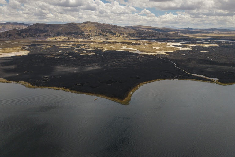 Une zone ravagée par les incendies dans la réserve naturelle du lac Titicaca à Puno, au Pérou le 23 octobre 2026
