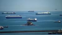 Des cargos attendent pour traverser le canal de Panama, le 21 avril 2026 à Panama