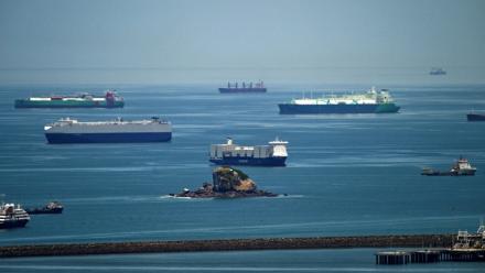 Des cargos attendent pour traverser le canal de Panama, le 21 avril 2026 à Panama