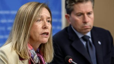 La secrétaire générale de l'OMM, Celeste Saulo (g), et le secrétaire général adjoint de l'ONU aux affaires humanitaires Tom Fletcher, lors d'une conférence de presse sur les conséquences de l’épisode El Niño, le 21 octobre 2026 à Genève