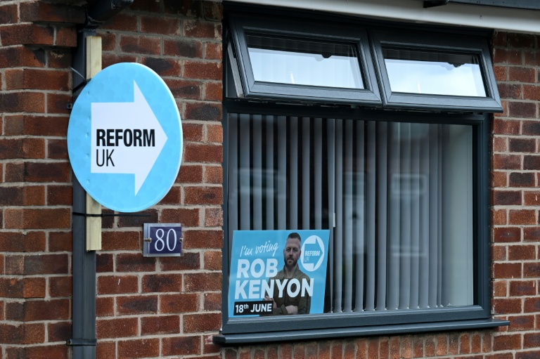 Le travailliste Andy Burnham se présente dans la circonscription de Makerfield, en Angleterre, où son principal adversaire est Robert Kenyon, un plombier candidat du parti anti-immigration Reform UK