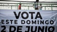 Une banderole appelant les Mexicains à voter  à l'élection présidentielle, fixée sur une passerelle piétionnière à Mexico, le 31 mai 2024