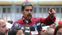 Cette photo fournie par la présidence vénézuélienne montre le président vénézuélien Nicolas Maduro s'adressant à la presse devant un bureau de vote lors des élections régionales, à Caracas, le 25 mai 2025