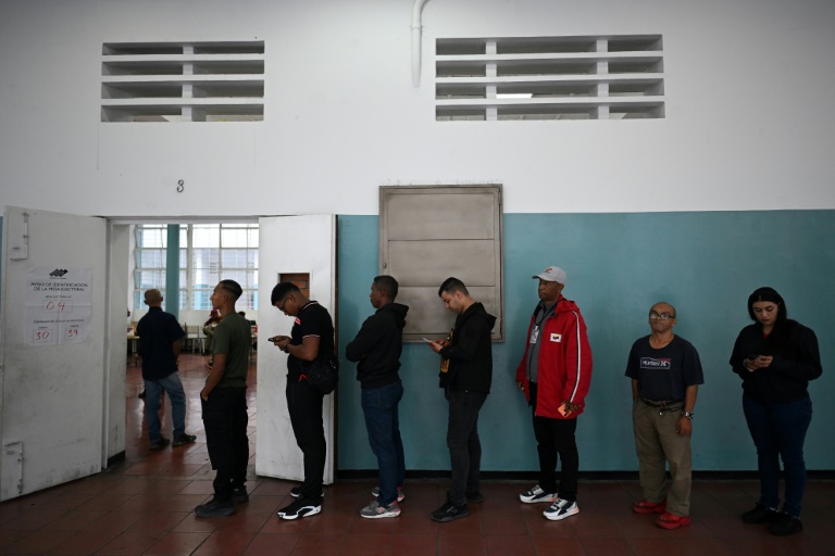 Des électeurs attendent pour voter à Caracas, lors des élections pour pour élire députés et gouverneurs, le 25 mai 2025 au Venezuela