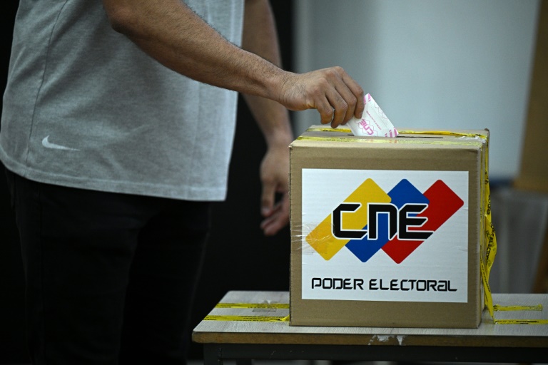 Un électeur vote à Caracas lors des élections pour élire députés et gouverneurs, le 25 mai 2025 au Venezuela