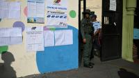 Un militaire garde un bureau de vote lors des élections régionales à Caracas, le 25 mai 2025