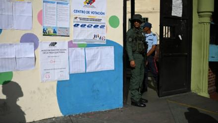 Un militaire garde un bureau de vote lors des élections régionales à Caracas, le 25 mai 2025