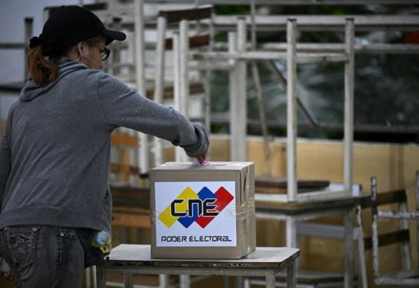 Une électrice vote à Caracas lors des élections pour élire députés et gouverneurs, le 25 mai 2025 au Venezuela
