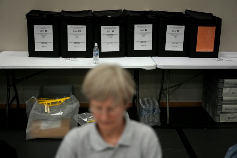 Dans un centre de dépouillement, à Londres, le 8 mai 2026