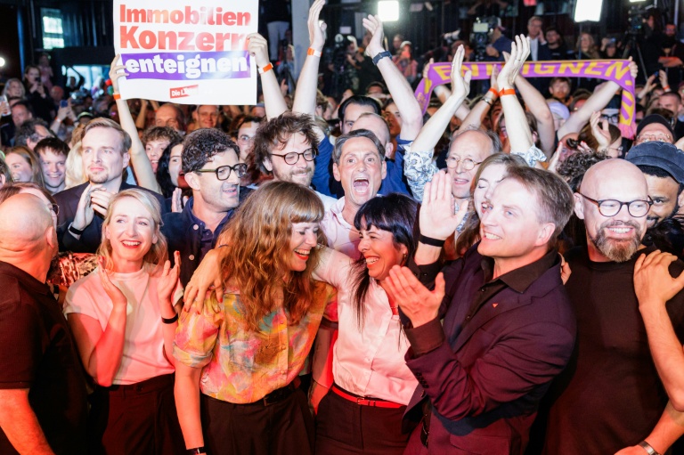 Elif Eralp, candidate de Die Linke à Berlin, savoure avec ses partisans l'annonce que le parti de gauche radicale est en tête des suffrages, selon les premières estimations, au scrutin dans la capitale allemande, le 20 septembre 2026  