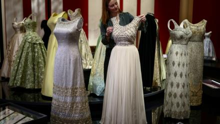 Présentation de robes de soirée lors d’une visite de presse de l’exposition "Queen Elizabeth II : Her Life in Style" au palais de Buckingham, à Londres, le 9 avril 2026