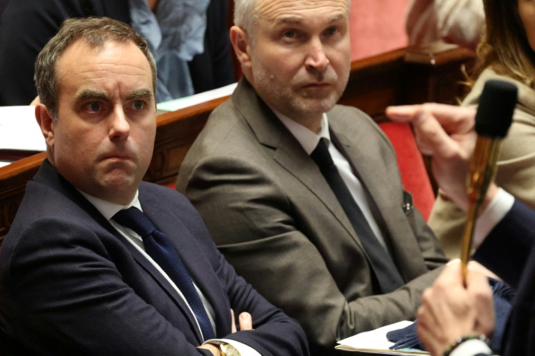 Le Premier ministre Sébastien Lecornu (g) et le ministre des Relations avec le Parlement, Laurent Panifous, lors d'une séance de questions au gouvernement à l'Assemblée nationale, le 3 février 2026 à Paris