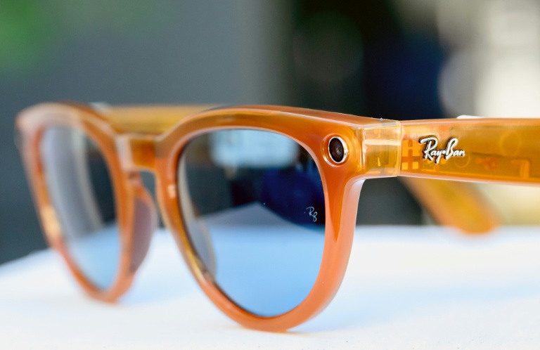 Une paire de lunettes intelligentes Ray-Ban Meta de deuxième génération exposée au siège de Meta à Menlo Park, en Californie, le 27 septembre 2023