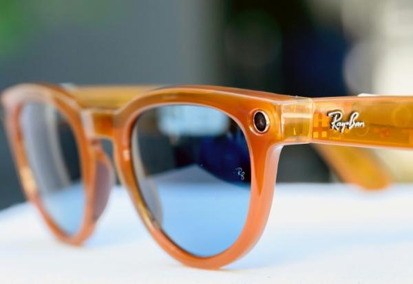 Une paire de lunettes intelligentes Ray-Ban Meta de deuxième génération exposée au siège de Meta à Menlo Park, en Californie, le 27 septembre 2023