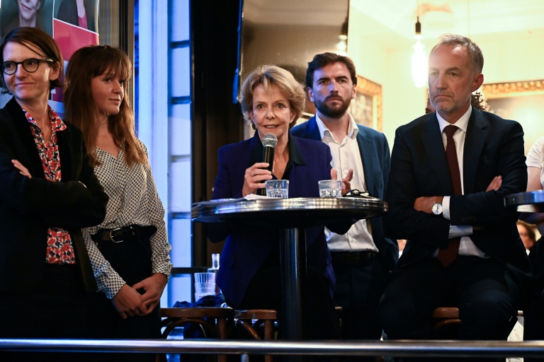 Frédérique Bredin, candidate socialiste à la députation dans la 2e circonscription de Paris, lance sa campagne aux côtés du candidat PS aux municipales Emmanuel Grégoire (d) et de sa suppléante Marine Rosset (g), le 2 septembre 2025

