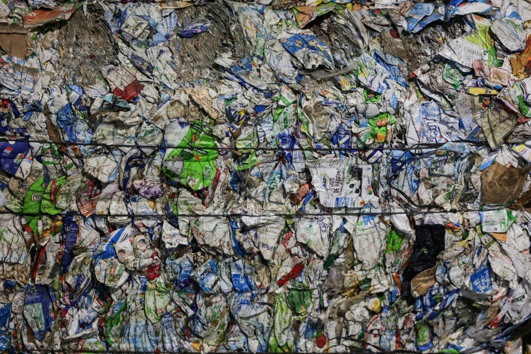 Des emballages compactés destinés à être recyclés dans un centre de tri à Saint-Denis-de-Pile en Gironde le 19 décembre 2024