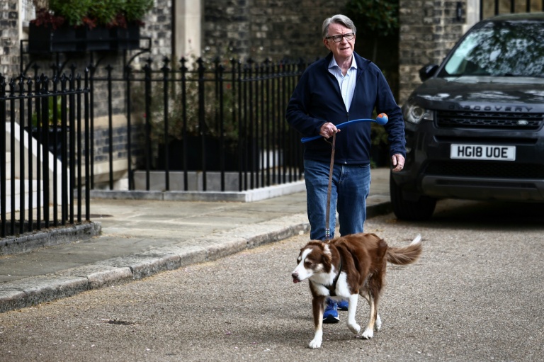 L'ancien ambassadeur du Royaume-Uni aux États-Unis, Peter Mandelson, promène son chien devant sa résidence dans le centre de Londres, le 20 avril 2026