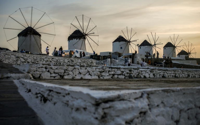Les moulins à vent emblématiques de l'île grecque de Mykonos, au coucher du soleil à Chora, le 6 octobre 2020