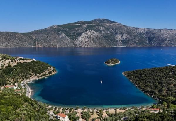 Vue aérienne de la plage de Dexa sur l'île grecque d'Ithaque, le 3 août 2026, patrie d'Ulysse, héros de la mythologie grecque.