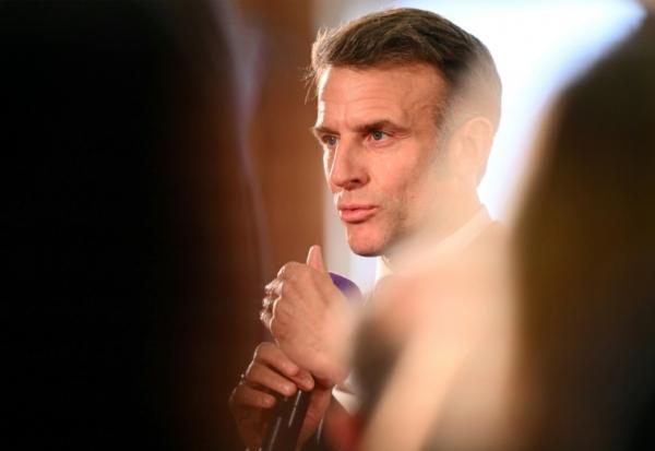 Le président Emmanuel Macron s'exprime lors d'une réunion, le 28 novembre 2025 à Mirecourt (Vosges)