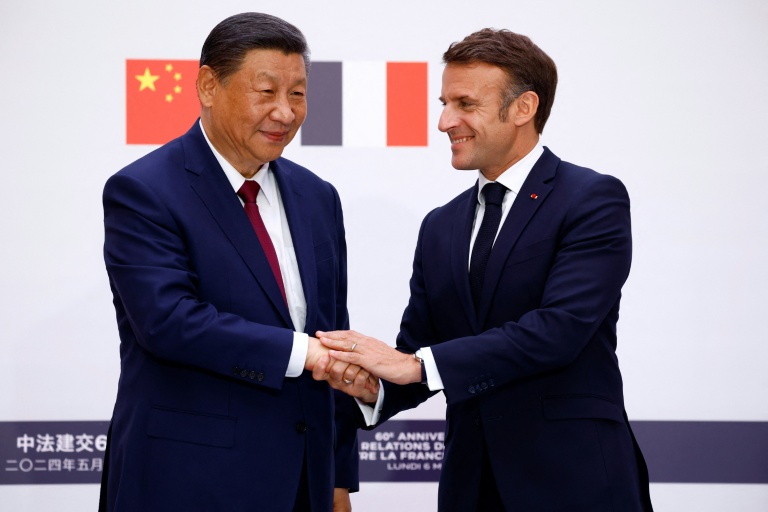 Le président français Emmanuel Macron (droite) serre la main de son homologue chinois Xi Jinping, le 6 mai 2024 à Paris