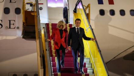 Le président français Emmanuel Macron et son épouse Brigitte Macron à leur arrivée à l'aéroport international de Noi Bai à Hanoï, le 25 mai 2025 au Vietnam