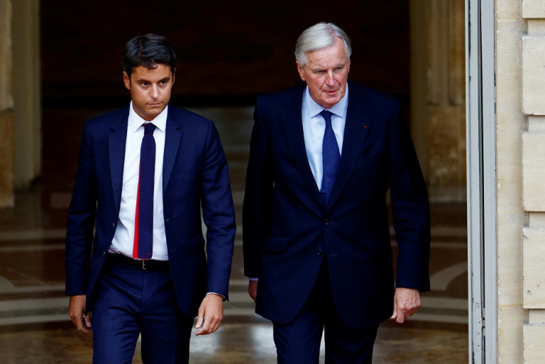 L'ex Premier ministre Michel Barnier, alors nouvellement nommé, à droite, et l'ex-Premier ministre sortant Gabriel Attal, à gauche, lors de la passation de pouvoir, à Paris le 5 septembre 2024