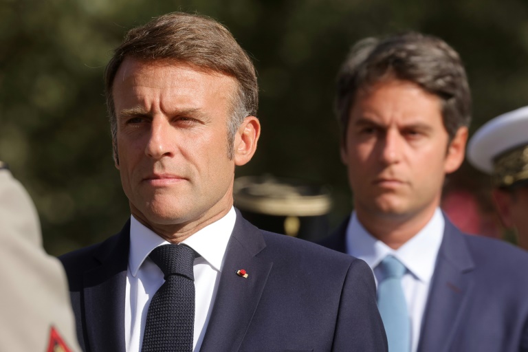 Le président Emmanuel Macron, à gauche, et l'ex Premier ministre Gabriel Attal, à droite, à Paris le 25 août 2025