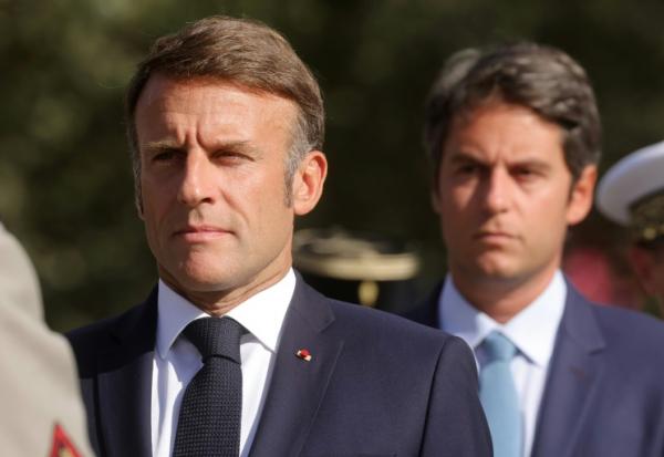 Le président Emmanuel Macron, à gauche, et l'ex Premier ministre Gabriel Attal, à droite, à Paris le 25 août 2025