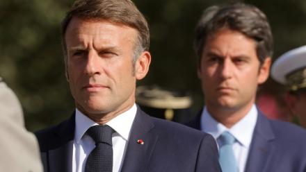 Le président Emmanuel Macron, à gauche, et l'ex Premier ministre Gabriel Attal, à droite, à Paris le 25 août 2025