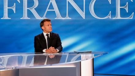 Le président Emmanuel Macron sur le plateau du JT de TF1, le 13 mai 2025 à Saint-Denis, au nord de Paris