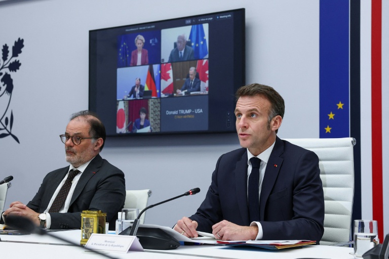 Le président Emmanuel Macron (d) et le secrétaire général de l'Elysée, Emmanuel Moulin, lors d'une vidéoconférence avec les leaders du G7 sur les répercussions de la guerre en Iran sur l'économie mondiale, le 11 mars 2026 à l'Elysée, à Paris