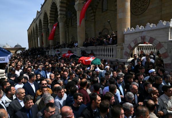 Les funérailles des personnes tuées la veille dans une école, le 16 avril 2026 à Kahramanmaras, dans le sud de la Turquie
