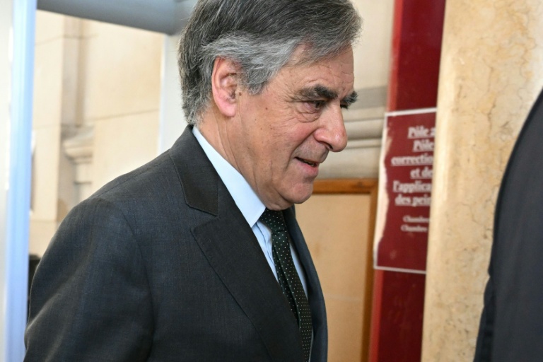 L'ancien Premier ministre François Fillon arrive à la Cour d'appel pour l'examen de sa condamnation pour corruption dans le cadre d'un scandale de
