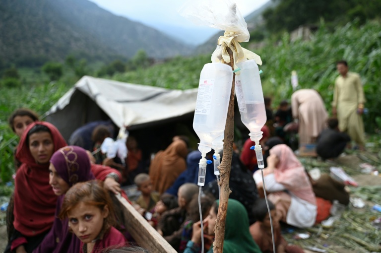 Des femmes et des filles afghanes blessées sont réfugiées dans un champ après des tremblements de terre dans le village de Mazar Dara de Nurgal, un district de la province de Kunar, dans l'est de l'Afghanistan, le 1er septembre 2025