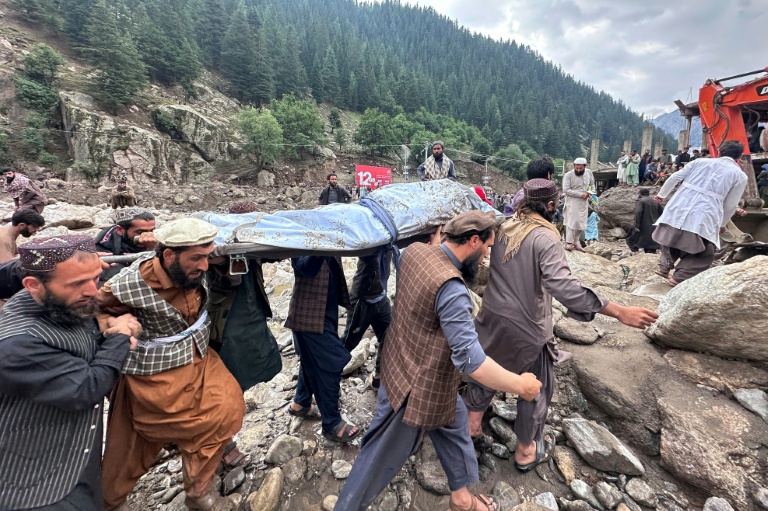 Des habitants portent le corps de Sayed Ahmad Arhabi, maire de Parun, tué lors de crues soudaines, dans la province du Nouristan, le 21 juillet 2026 en Afghanistan