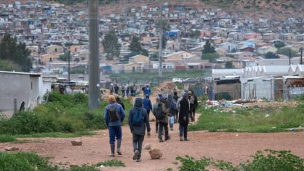 Des travailleurs, pour la plupart employés dans des fermes locales, rentrent chez eux à Nkqubela, un township et campement informel de la ville de Robertson (province du Cap-Occidental, Afrique du Sud), le 9 juillet 2026