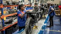 Assemblage de motos électriques sur une chaîne de montage au centre de production de Spiro, la plus grande entreprise de véhicules électriques d'Afrique, le 22 mai 2026 à Nairobi, au Kenya