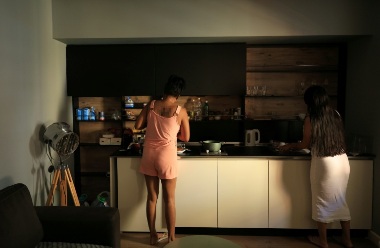 Ana et Maria (prénoms d'emprunt), victime de trafic sexuel en provenance d'Amérique latine, dans un appartement lors d'une interview avec l'AFP à Tirana le 1er août 2025 en Albanie