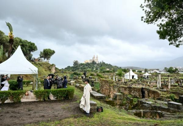 Le pape Léon XIV (à gauche) prie lors d’une visite sur le site archéologique d’Hippone, à Annaba, le 14 avril 2026