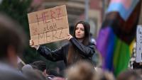 Une manifestante brandit le message "Herz statt Merz" (du coeur plutôt que Merz) lors d'une manifestation du mouvement "GenZ regelt" (la Génération Z s'en charge), à Cologne, dans l'ouest de l'Allemagne, le 31 octobre 2026