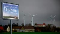 Des éoliennes en arrière-plan à Feldheim, dans l'est de l'Allemagne, le 25 mars 2026