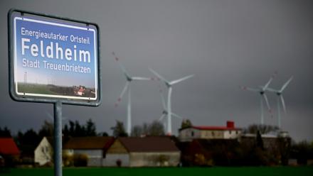 Des éoliennes en arrière-plan à Feldheim, dans l'est de l'Allemagne, le 25 mars 2026
