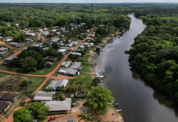 Vue aérienne montre le village autochtone de Manga, où vit le peuple Karipuna, au bord de la rivière Curipi à Oiapoque, au Brésil, le 5 septembre 2026