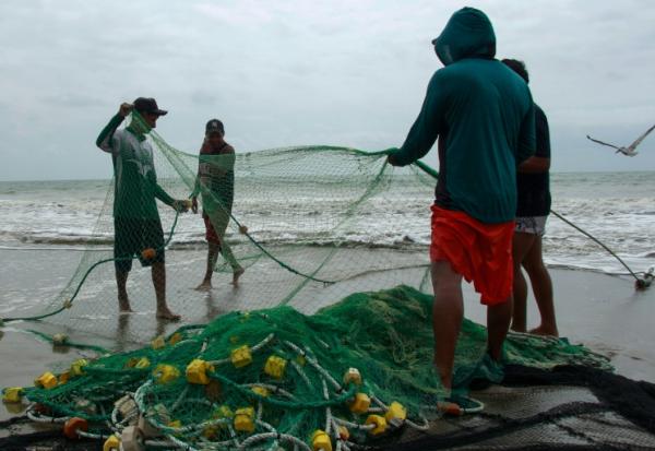 Des pêcheurs manipulent des filets à Santa Elena, en Equateur, le 18 septembre 2026 