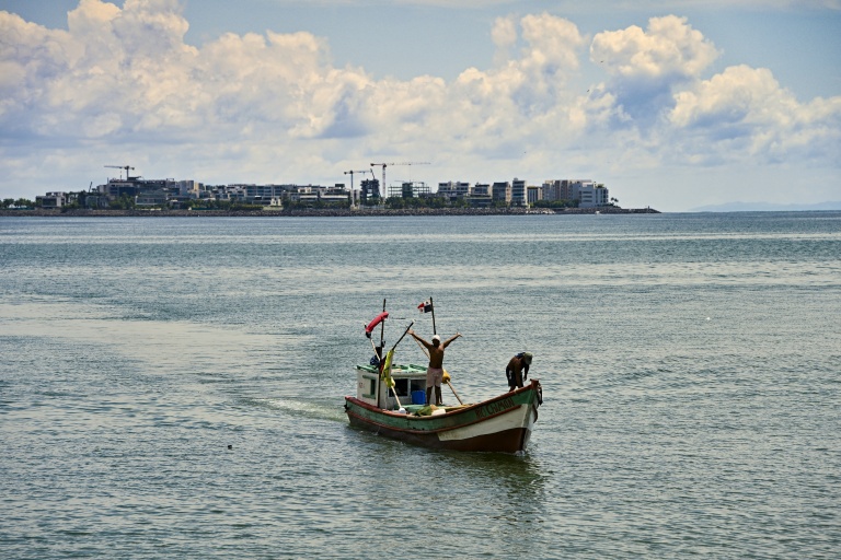Des pêcheurs rentrent au port à Panama, le 23 septembre 2026